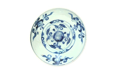 A CHINESE BLUE AND WHITE 'PEONIES' DISH 晚明 青花牡丹紋盤