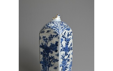 A CHINESE BLUE AND WHITE PORCELAIN BOTTLE, 16/17TH CENTURY. ...