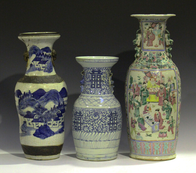 A Chinese blue and white crackle glazed porcelain vase, late Qing dynasty, the ogee baluster body pa
