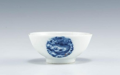 A Chinese blue and white dragon cup, 19th century