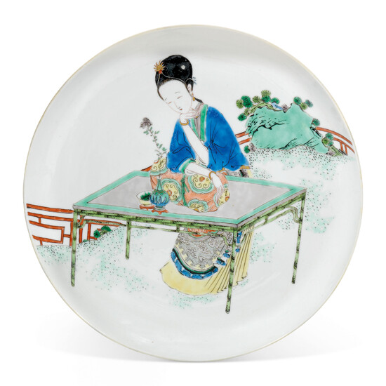 A FAMILLE VERTE 'LADY IN A GARDEN' DISH, KANGXI PERIOD (1662-1722)