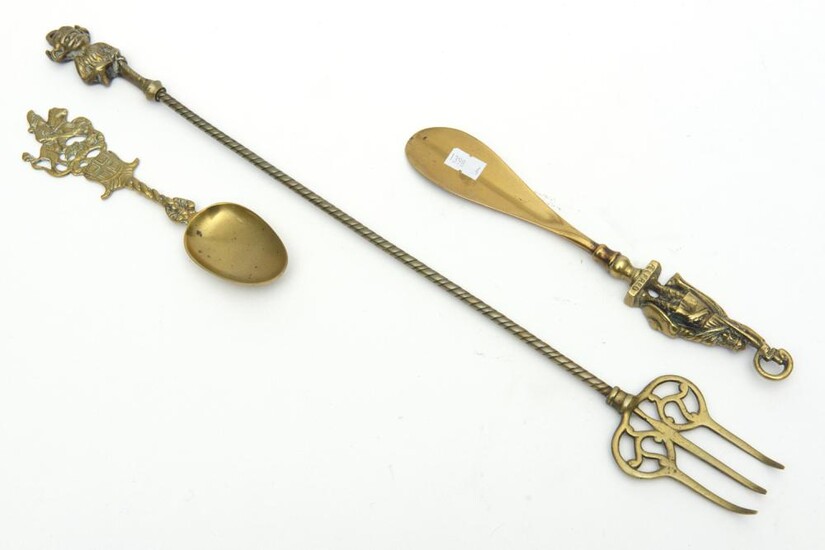 A GROUP OF THREE BRASS ITEMS COMPRISING SHOEHORN, SPOON AND TOASTING FORK