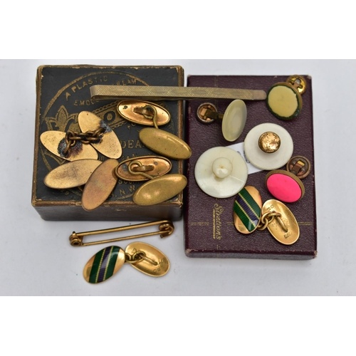 A PAIR OF EARLY 20TH CENTURY 18CT GOLD CUFFLINKS, yellow gol...