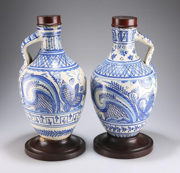 A PAIR OF LATE 19TH / EARLY 20TH CENTURY BLUE AND WHITE DELFT TIN GLAZE JARS