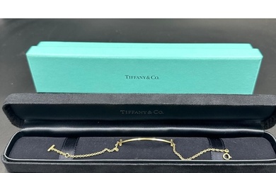 A Tiffany & Co Tiffany T Smile bracelet in 18ct yellow gold ...