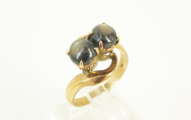 A VINTAGE 9ct ROSE GOLD AND STAR SAPPHIRE 'TOI ET MOI' RING