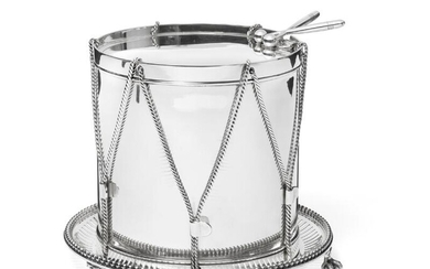 SOLD. A Victorian silver ice bucket in the form of a regimental drum. Maker Walter & John Barnard, London 1892. H. 18 cm. – Bruun Rasmussen Auctioneers of Fine Art