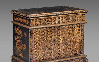 A cabinet in Chinese Canton export lacquer, late 18thC/19thC, H 81 - W 90 - D 50,5 cm, A cabinet in Japanese export lacquer, 18thC, H 81 - W 90 - D 50,5 cm