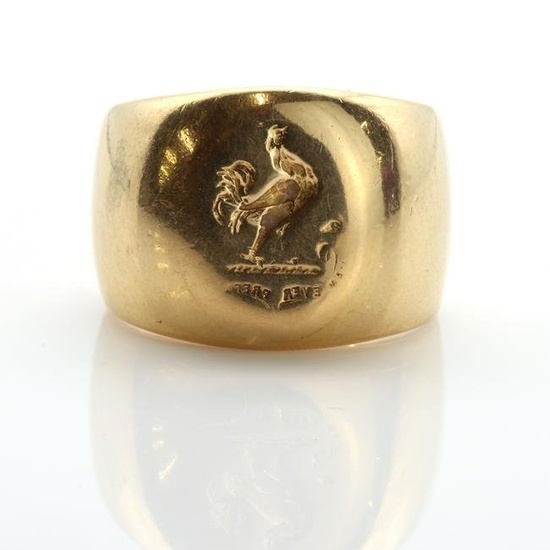 A gentlemen's gold signet ring