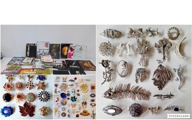 A mixed lot to include a group of vintage brooches to includ...