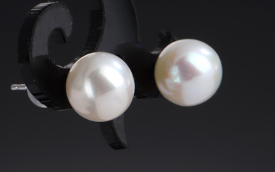 A pair of Edison cultured pearl earrings of 18 kt. white gold (2)