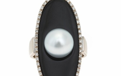SOLD. A ring set with onyx, a cultured Tahiti pearl encircled by numerous diamonds, mounted in 18k white gold. Size app. 58. – Bruun Rasmussen Auctioneers of Fine Art