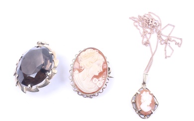 A small group of vintage jewellery including a vintage 9ct gold mounted oval cameo brooch.