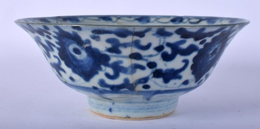 AN EARLY 19TH CENTURY CHINESE BLUE AND WHITE PROVINCIAL