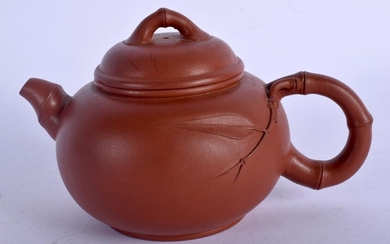 AN EARLY 20TH CENTURY CHINESE YIXING POTTERY TEAPOT AND