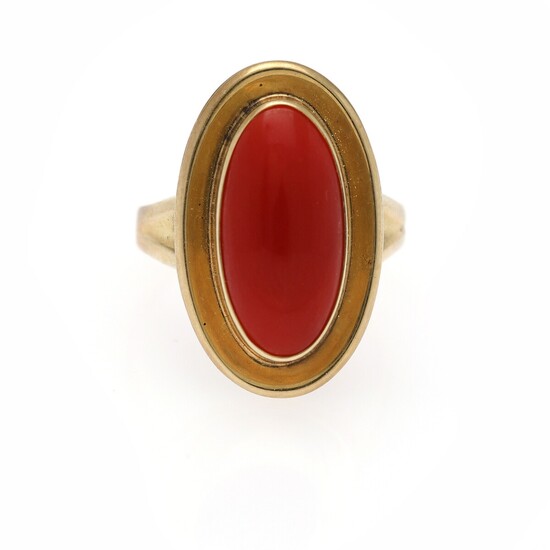 An agat ring set with a cabochon agat, mounted in 14k gold. Size 57.