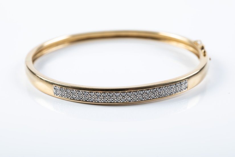 Bracelet jonc ouvrant, en or jaune, serti d'un pavage de diamants taille brillant pour un...