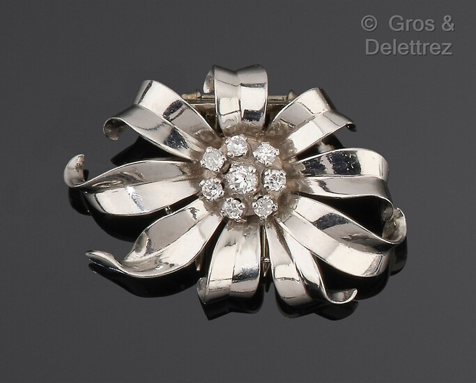 Broche « Fleur » en or gris, composée de... - Lot 392 - Gros & Delettrez