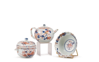 CHINA - KANGXI period (1662 - 1722)Set including a pourer, a sugar bowl and a poly-lobed bowl in polychrome enamelled porcelain in the Imari style decorated with flowers in their foliage. (Scratches). Diam. 15, 1 cm.(Accidents and cracks)