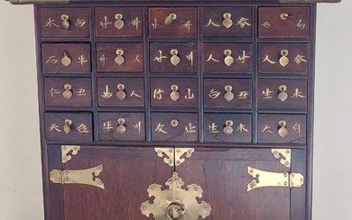 CHINE Cabinet ouvrant par deux portes et 22 tiroirs, poignées en laiton XXème siècle H...