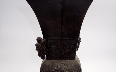 CHINE Vase en bronze à patine brune, H 24,5 cm (trace de soudure)