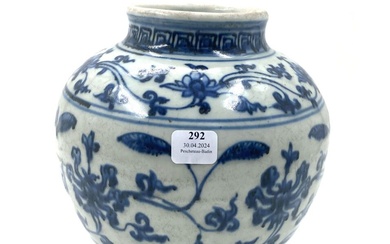 CHINE ou VIETNAM Vase balustre en porcelaine à décor en bleu sous couverte de rinceaux...