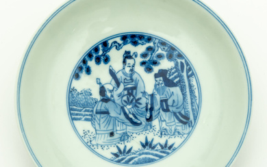 CHINESE BLUE AND WHITE PORCELAIN PLATE WITH A FIGURAL SCENE