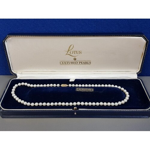 CULTURED PEARL NECKLACE WITH 18CT YELLOW GOLD FITTINGS, 21.3...