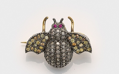 Charmante broche insecte avec diamants en or jaune, en partie liée à l'argent, sertie de...