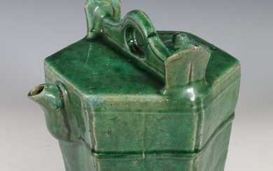 China, een groen geglazuurde aardewerken wijnkan, late Qing dynastie