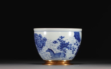 Chine - Vase en porcelaine blanc bleu à décor d'éléphant, cheval et lapin, période Qing....