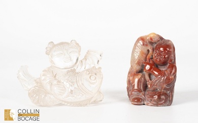 Chine, XXème siècle. Lot comprenant deux groupes sculptés figurant des personnages assis tenant une carpe...