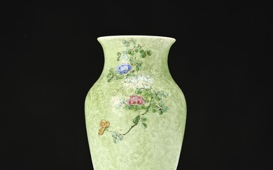 Chine fin XIXe siècle, Petit vase de forme balustre en porcelaine à décor émaillé polychromes...