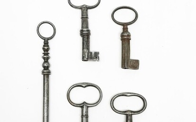 Cinq clés à tiges forées deux trèfles une... - Lot 49 - Art Richelieu