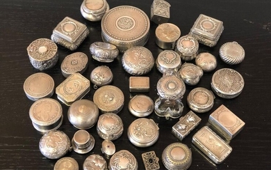 Collection de 41 boîtes à pillule, boîtes miniatures et poudriers en argent de formes diverses à décor ciselé dont 2 serties de pierre de couleur et de nacre