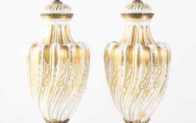 Coppia di vasi in porcellana dipinta dorata con applicazioni in...