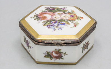 Deckeldose mit Blumenmalerei / A lidded porcelain box with flowers,...