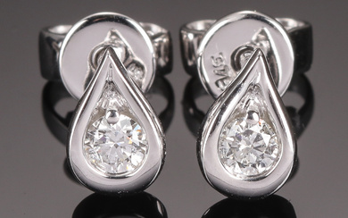 Diamonds By Frisenholm. Pair of brilliant stud earrings in 9 kt white gold (2)