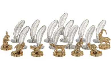 Ensemble de 19 porte-noms en métal argenté et doré, 2 modèles, XXe. 7 en forme d'animaux et 12 en forme de plume, diam. 2,5 cm, h. de 2
