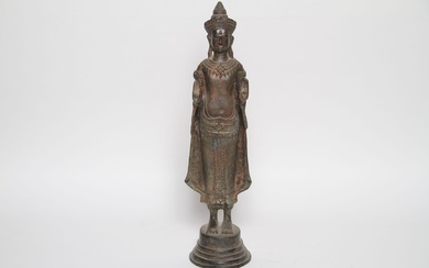 Extrême orient. Statue de bouddha en alliage de bronze patiné. H 48 cm.