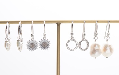 Four pairs of sterling silver earrings with pearls (4)