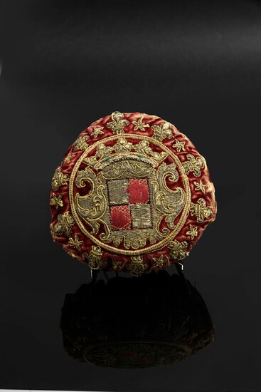 GAMBLING BAGWITH THE GONTAUT-BIRON FAMILY'S ARMS.In red silk velvet, embroidered with gold threads, decorated with a semis of fleur-de-lis alternated with stars, with an embroidered background with the coat of arms of Charles-Antoine de...