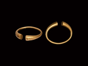 Gold Bracelet with Trumpet Terminals