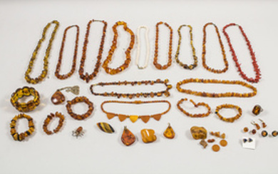 Großes Konvolut Bernstein-Schmuck / A large set of amber jewellery