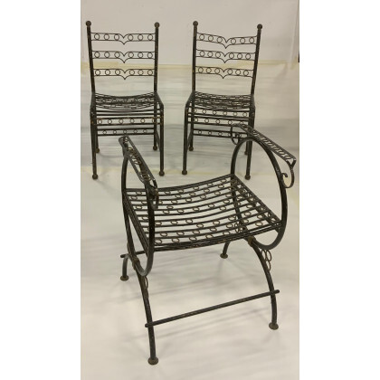Gruppo di due sedie e un poggiapiedi in ferro laccato nero e dorato con puntali e piedi a boccia (difetti)