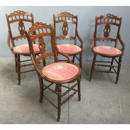 Gruppo di quattro sedie con fascia traforata decorata da colonnine, gambe e traverse tornite, seduta rivestita in tessuto ricamato a...