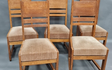 Hendrick WOUDA (1885-1946), Ensemble de 8 chaises en chêne à montants rectangulaires et dossier ajouré....