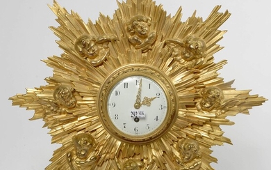 Horloge à suspendre dite "Soleil" en bronze doré à décor de "Têtes d'angelots". Epoque: XIXème....