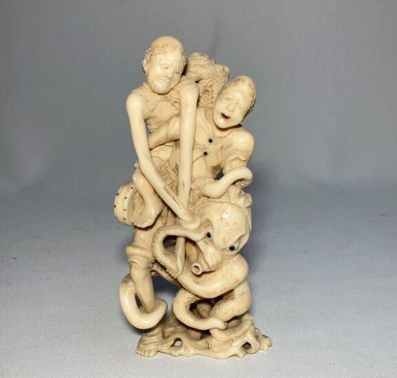 JAPON Okimono en ivoire sculpté représentant Ashinaga et Tenaga Fin XIXème H.: 13.1 cm Poids:...