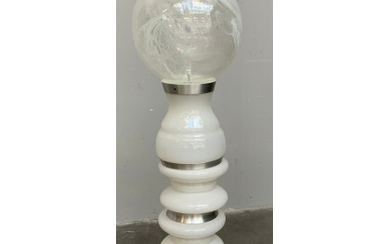 Lampada da terra in vetro incamiciato lattimo, sfera in vetro trasparente incolore con filamenti lattimo, elementi e base in alluminio....